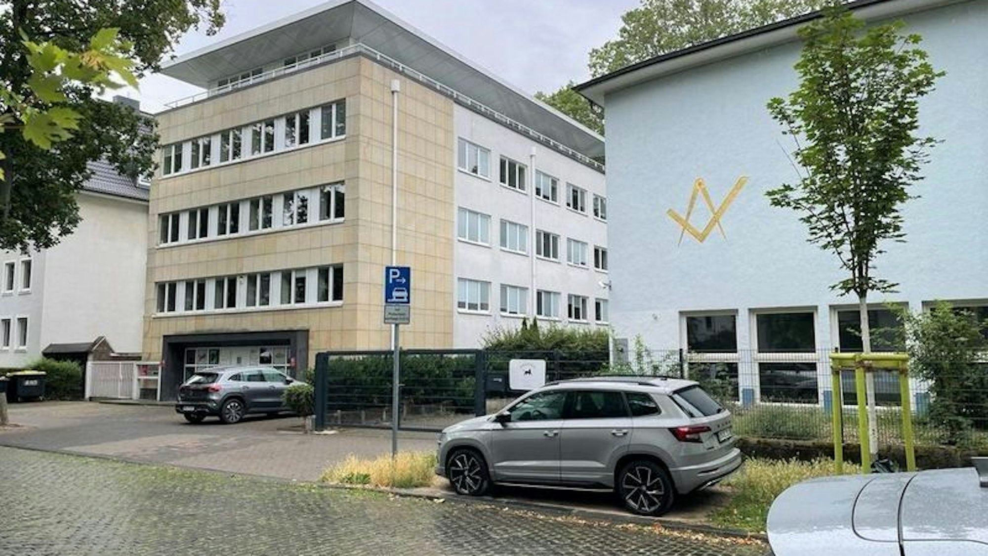 An der Hardefuststraße stehen zwei Häuser, von denen das rechte ein Freimaurerzeichen an der Fassade ziert.