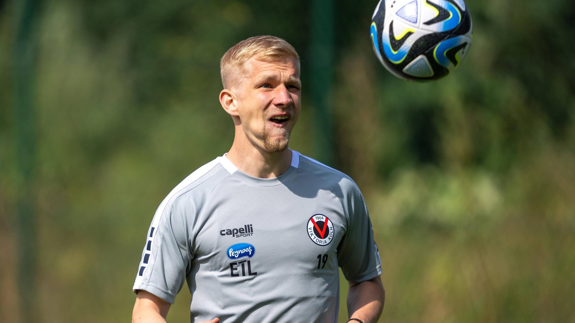 Viktoria Köln 1904 Auftakttraining Saison 2023/24 / 30.06.2023, Stadion Höhenberg, Köln, Viktoria Köln 1904 Auftakttraining Saison 2023/24 Bryan Henning hat den Ball immer im Blick *** Viktoria Köln 1904 opening training season 2023 24 30 06 2023, Stadion Höhenberg, Cologne, Viktoria Köln 1904 opening training season 2023 24 Bryan Henning always has his eye on the ball nordphotoxGmbHxx/xDenkinger nph00015