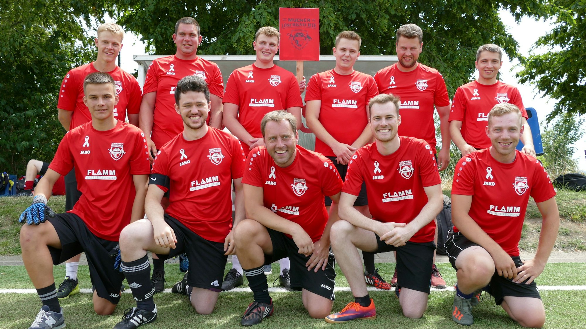 Die Mannschaft der Feuerwehr Much in roten Trikots hat sich zum Gruppenbild formiert.
