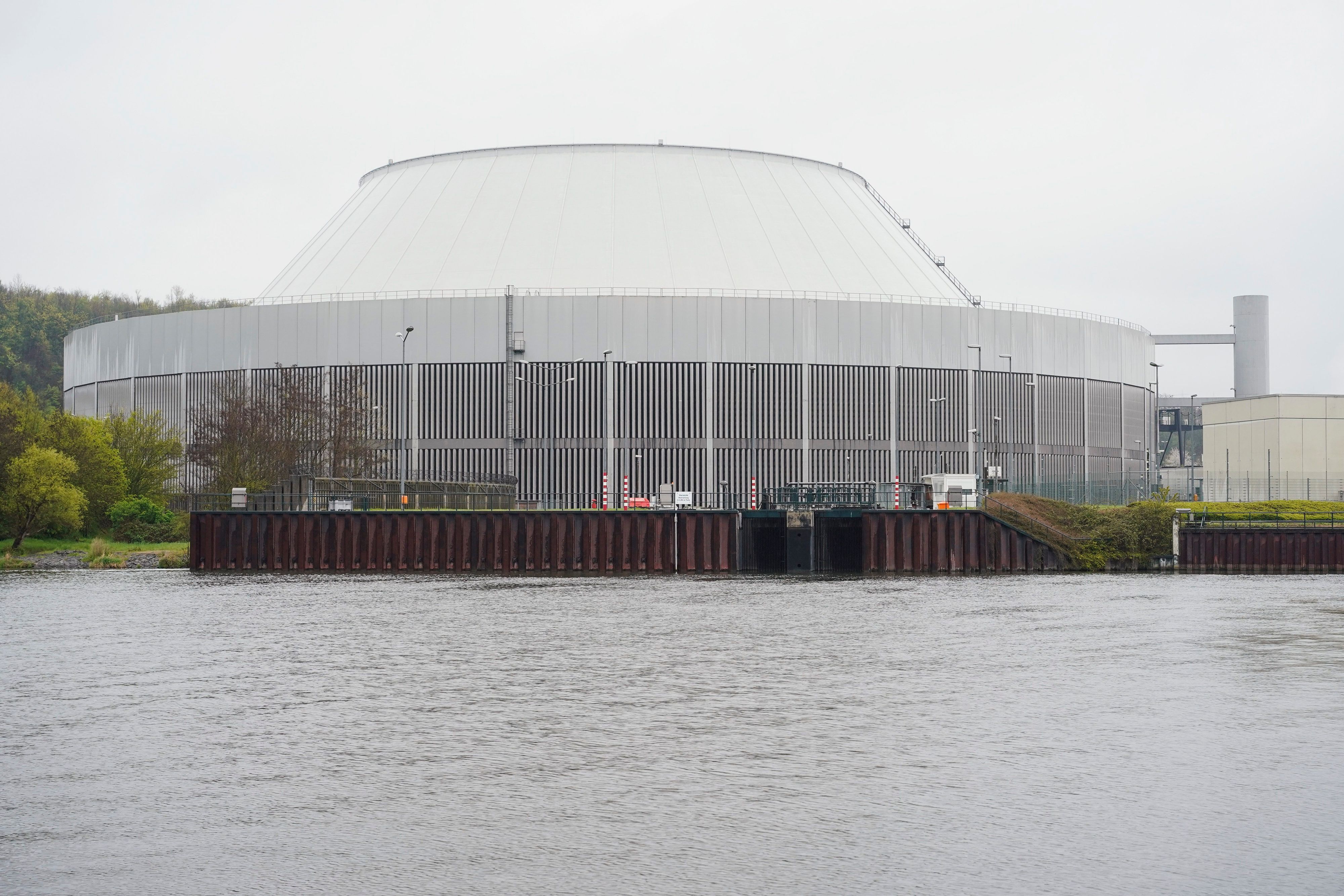 ARCHIV - 16.04.2023, Baden-Württemberg, Neckarwestheim: Das Atomkraftwerk Neckarwestheim am Ufer des Neckar.