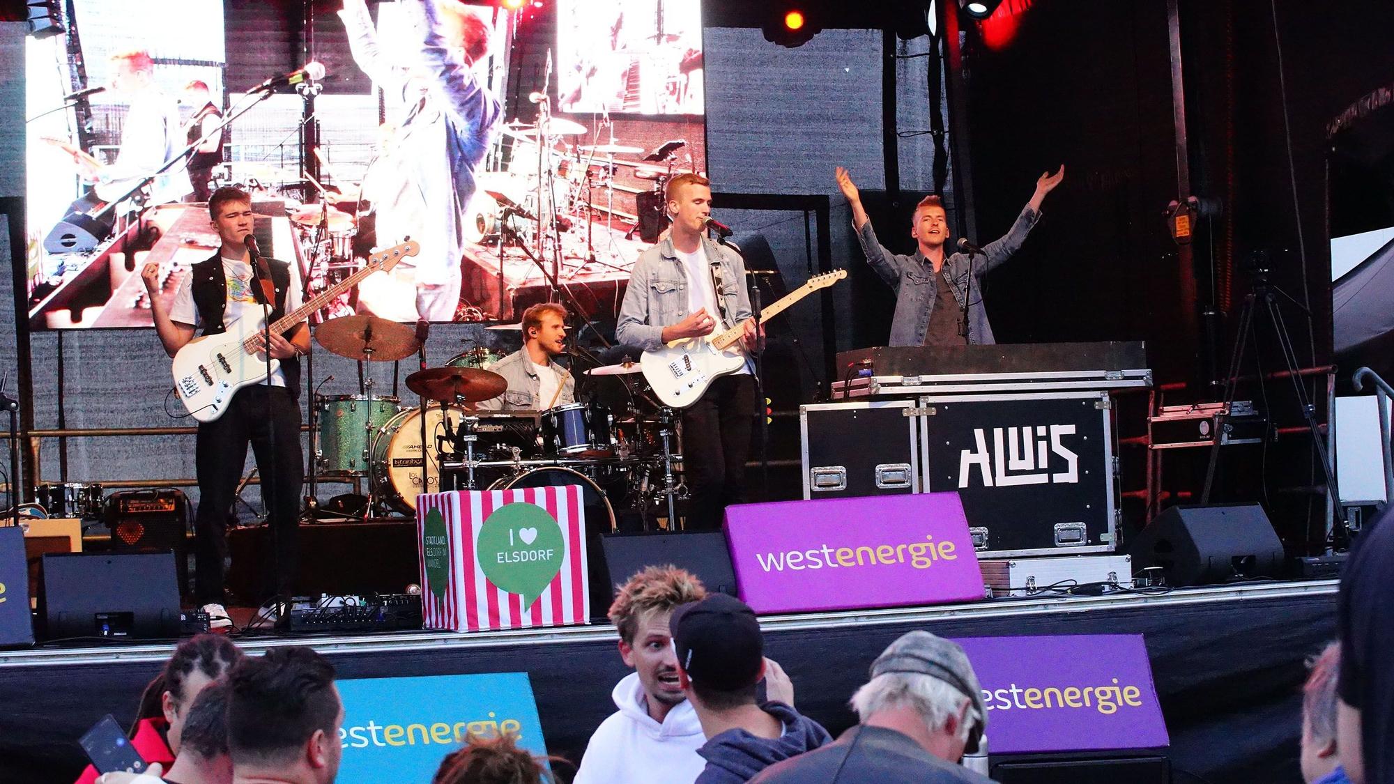 Das Foto zeigt den Bühnenauftritt der Pulheimer Band „Aluis“.