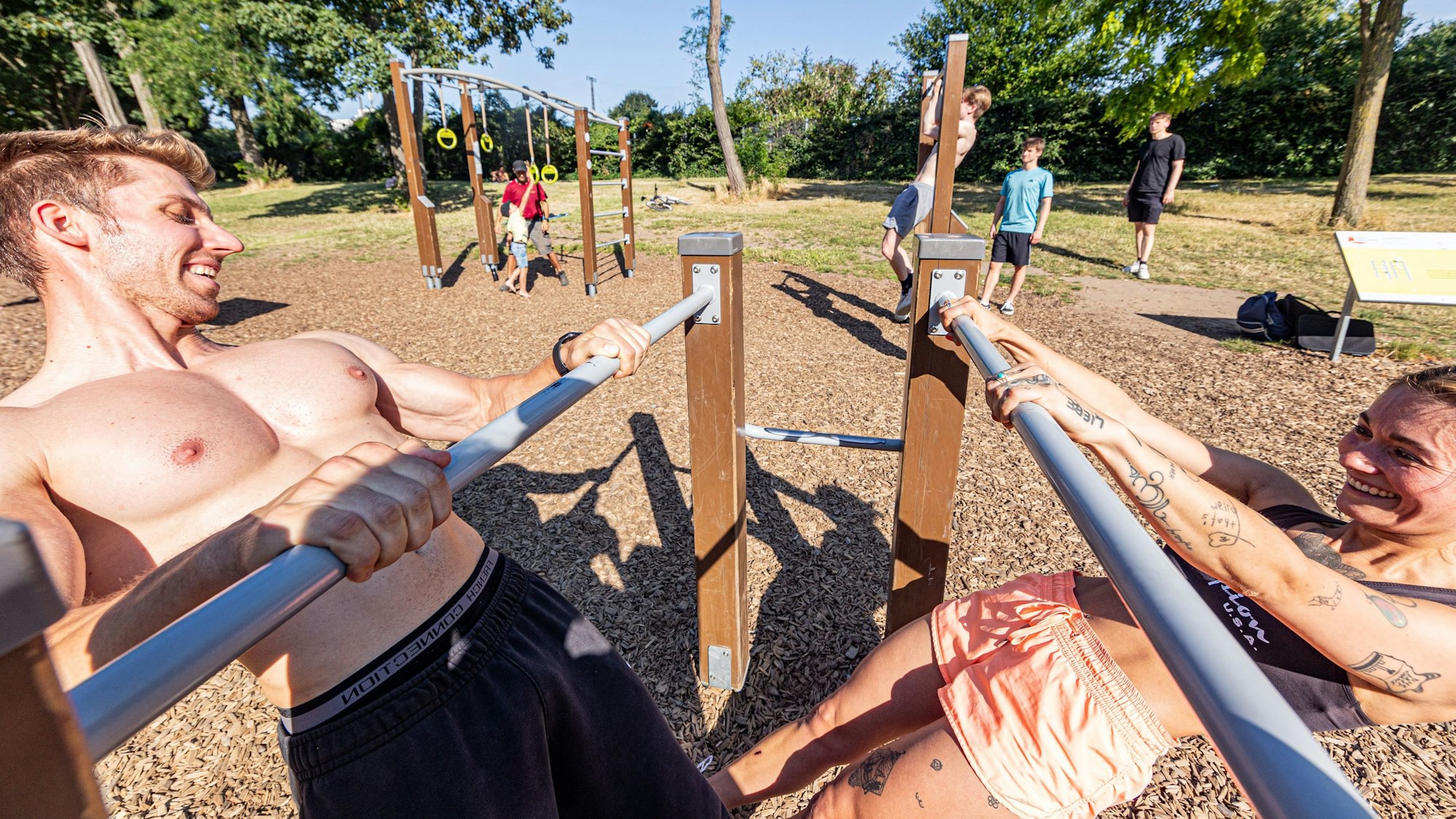 Sport im Freien: Benni Schmitt und Freundin Lori trainieren am Fitness-Parcours am Colonius.