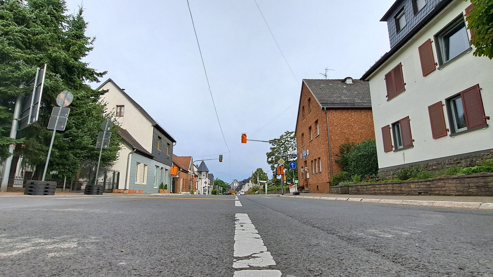 Vollkommen leer: Kein Auto ist auf der Straße durch den Ort Overath-Heiliugenhaus zu sehen.