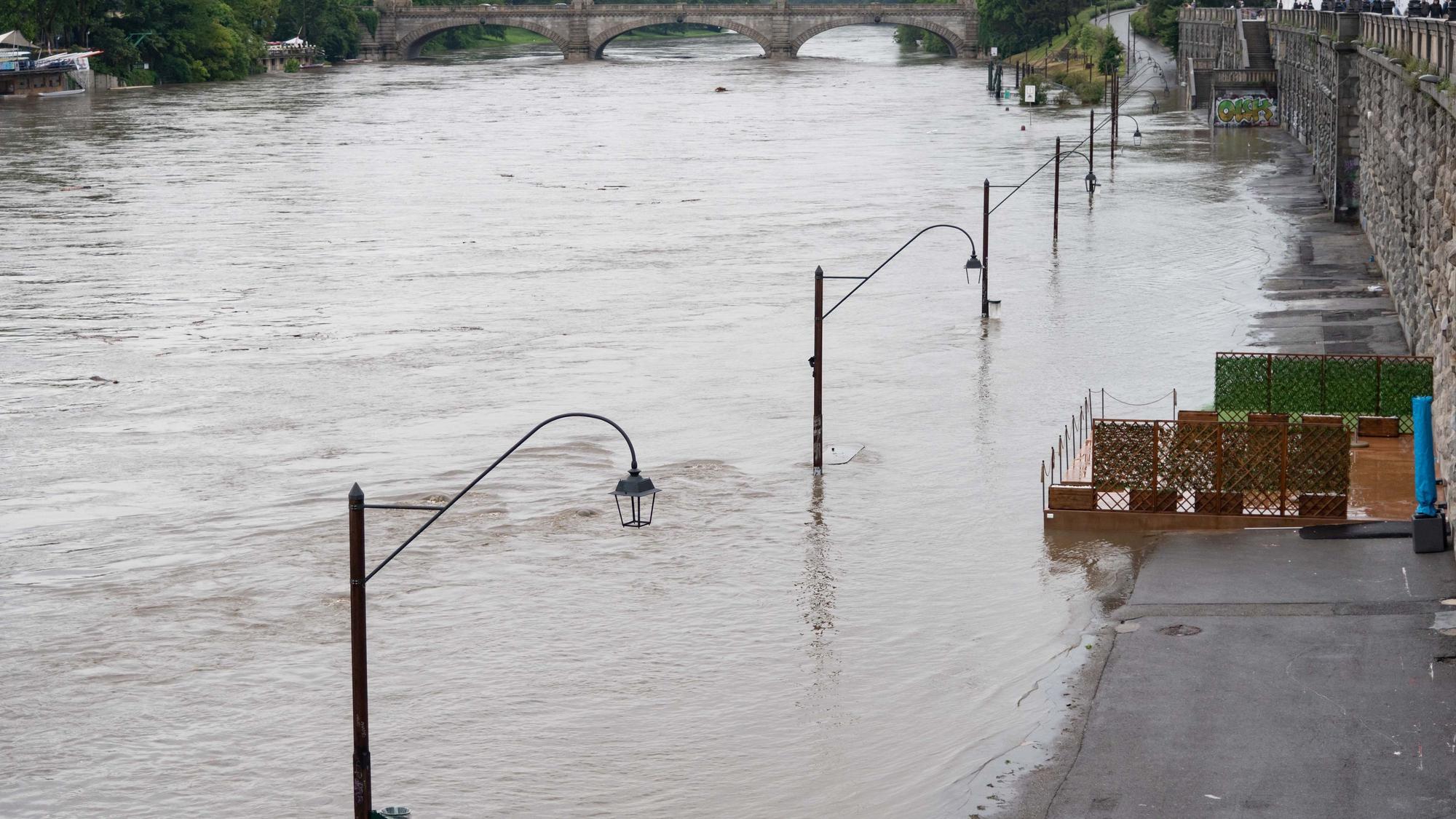21.05.2023, Italien, Turin: Blick auf einen Teil des Flusses Po, der nach heftigen Regenfällen übers Ufer getreten ist.