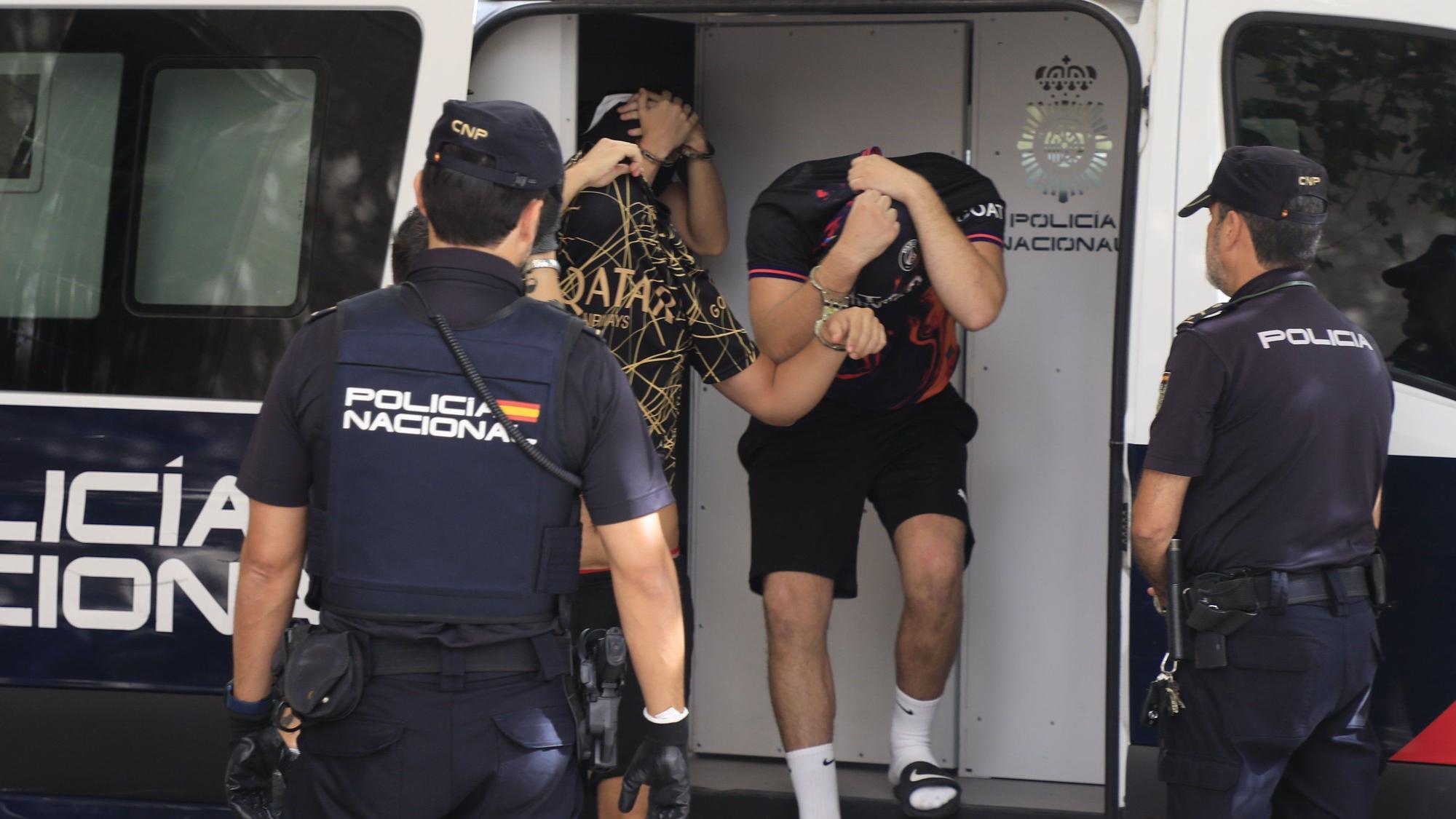 Palma de Mallorca: Polizisten führen die Verdächtigen zum Termin mit dem Haftrichter. Die Deutschen sollen eine junge Frau vergewaltigt haben.