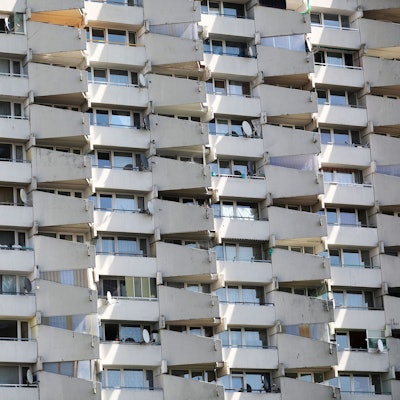 ARCHIV - 28.04.2021, Nordrhein-Westfalen, Köln: Satellitenschüsseln stehen im Stadtteil Chorweiler auf den Balkonen eines Hochhauses.