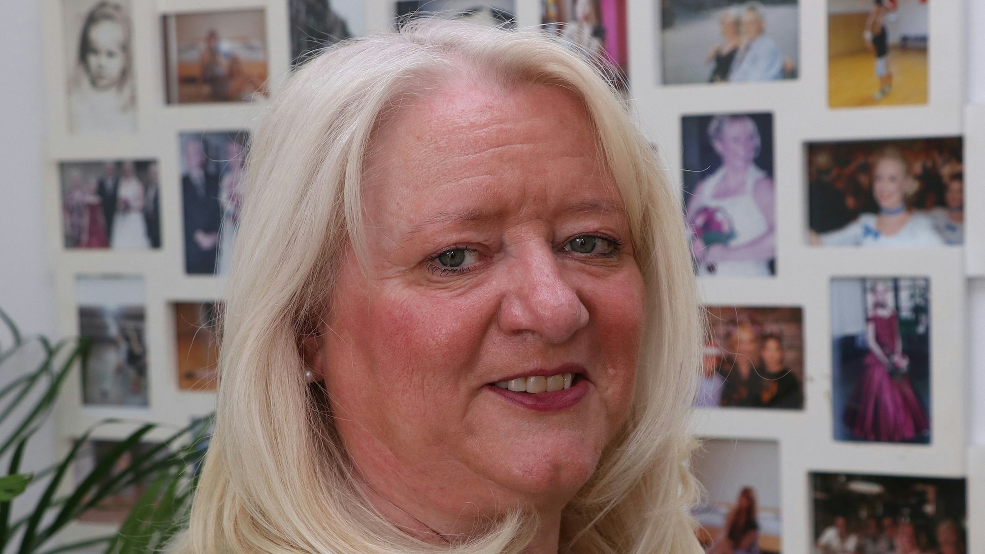 Auf dem Foto ist die designierte Prinzessin aus Frechen zu sehen. Sie steht vor einer Wand mit Familienfotos.