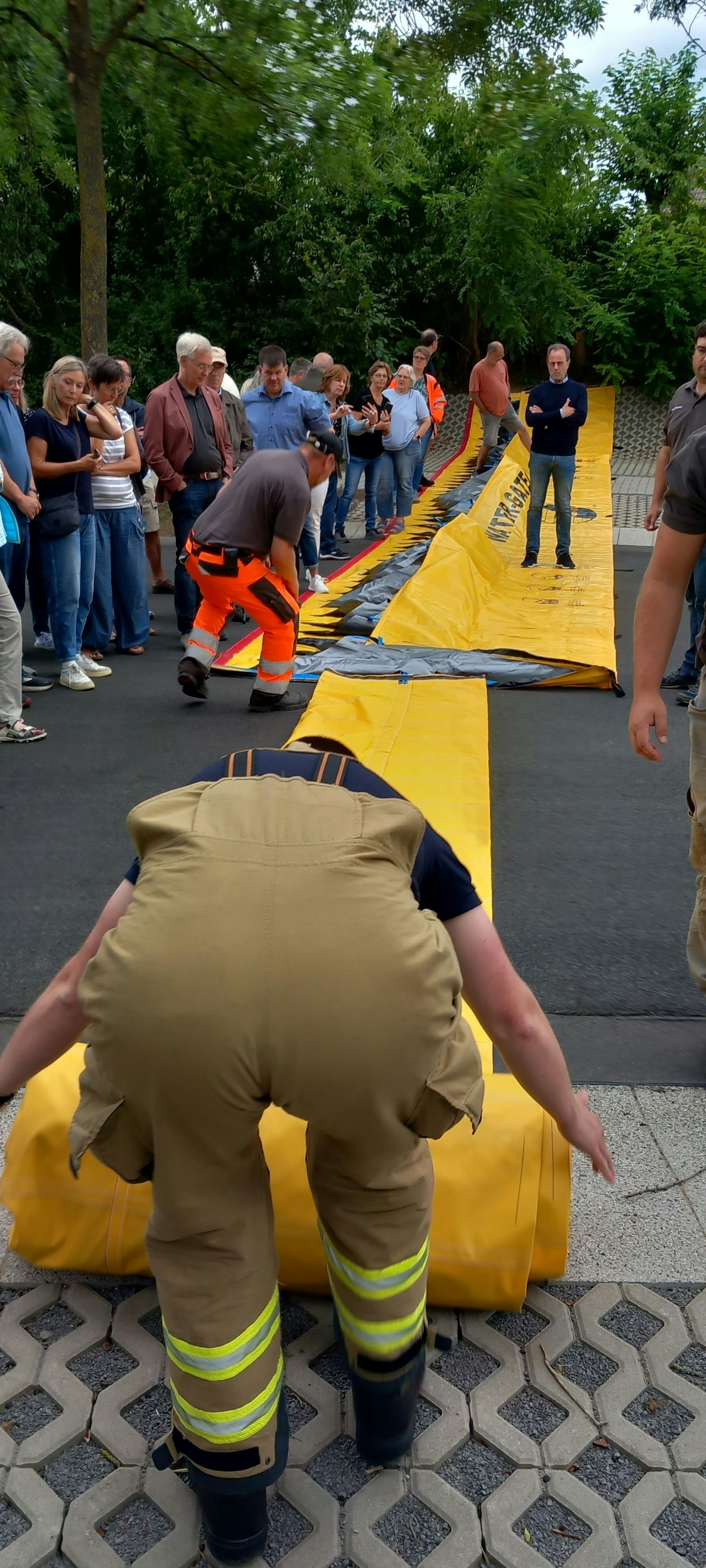 24.7.2023 Helfer rollen die Hochwasserbarriere für das Rodderfeld in Rheinbach aus