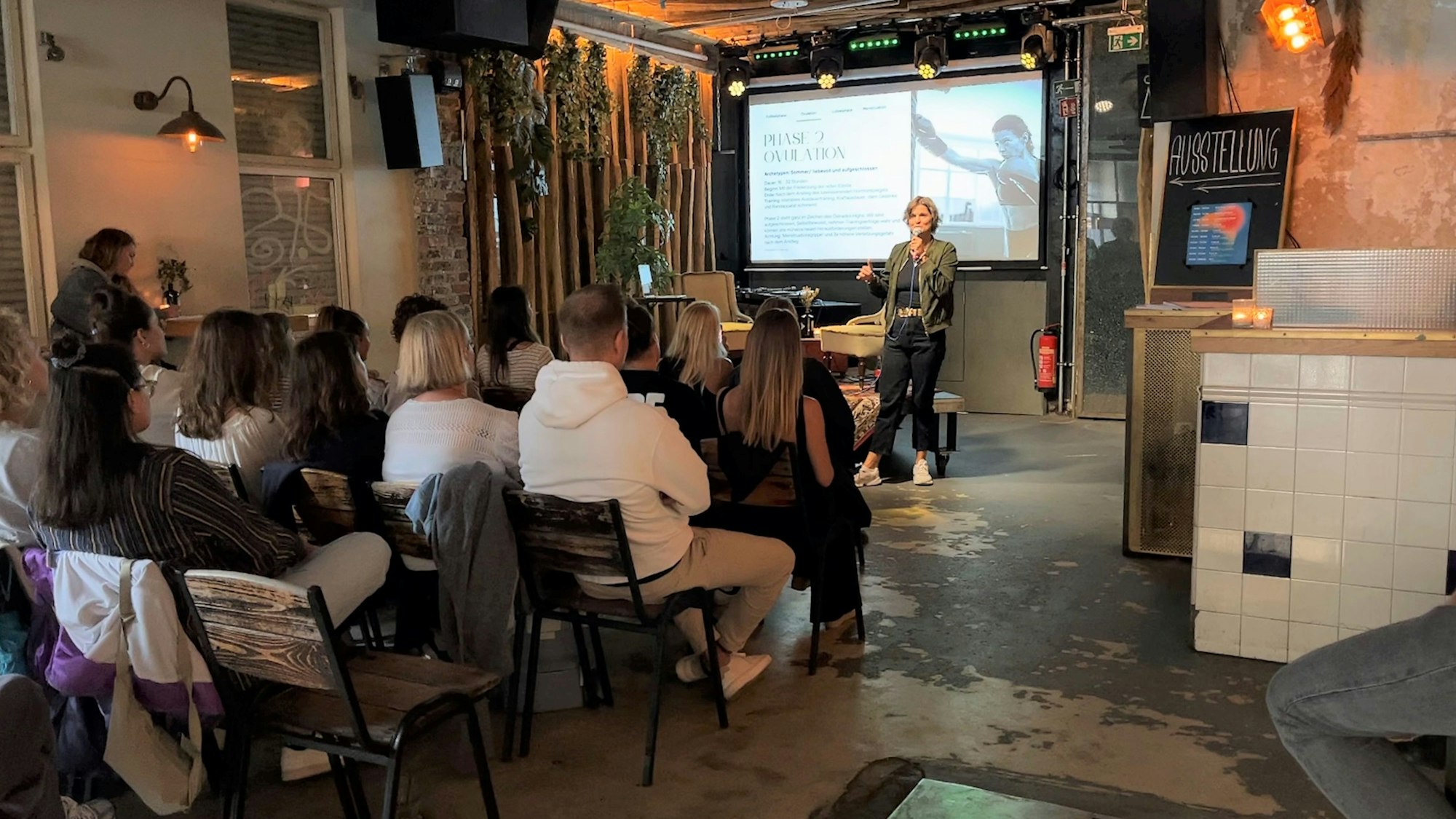 Eine Frau hält einen Vortrag.