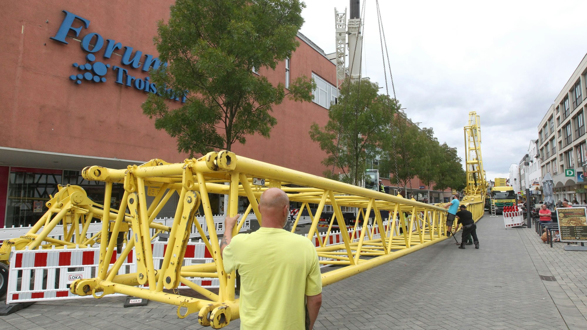 Am Montag ist in der Fußgängerzone ein 450-Tonnen-Kran aufgebaut worden.