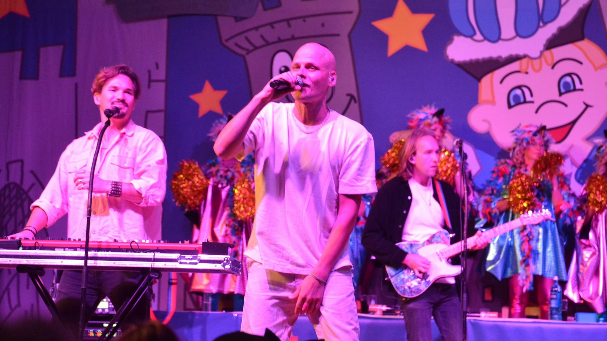 Eine Musikgruppe steht auf der Bühne einer Karnevalsfeier.