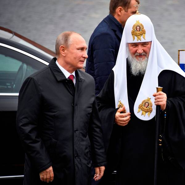 Der russische Präsident Wladimir Putin (l) und der Vorsteher der Russischen-Orthodoxen Kirche, Patriarch Kyrill I. (r) kommen am 04.11.2017 anlässlich des Tages zur Einheit des Volkes auf den Roten Platz in Moskau (Russland). Der Tag der Einheit des Volkes wird traditionell am 04.11. gefeiert und erinnert an die Befreiung Moskaus 1612 von polnisch-litauischer Besatzung.
