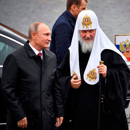 Der russische Präsident Wladimir Putin (l) und der Vorsteher der Russischen-Orthodoxen Kirche, Patriarch Kyrill I. (r) kommen am 04.11.2017 anlässlich des Tages zur Einheit des Volkes auf den Roten Platz in Moskau (Russland). Der Tag der Einheit des Volkes wird traditionell am 04.11. gefeiert und erinnert an die Befreiung Moskaus 1612 von polnisch-litauischer Besatzung.