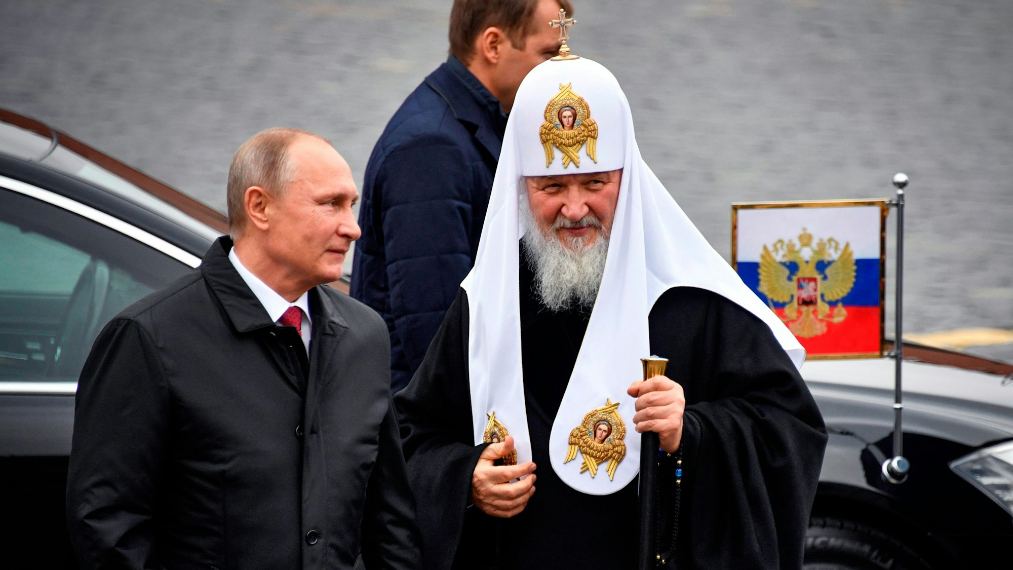Der russische Präsident Wladimir Putin (l) und der Vorsteher der Russischen-Orthodoxen Kirche, Patriarch Kyrill I. (r) kommen am 04.11.2017 anlässlich des Tages zur Einheit des Volkes auf den Roten Platz in Moskau (Russland). Der Tag der Einheit des Volkes wird traditionell am 04.11. gefeiert und erinnert an die Befreiung Moskaus 1612 von polnisch-litauischer Besatzung.