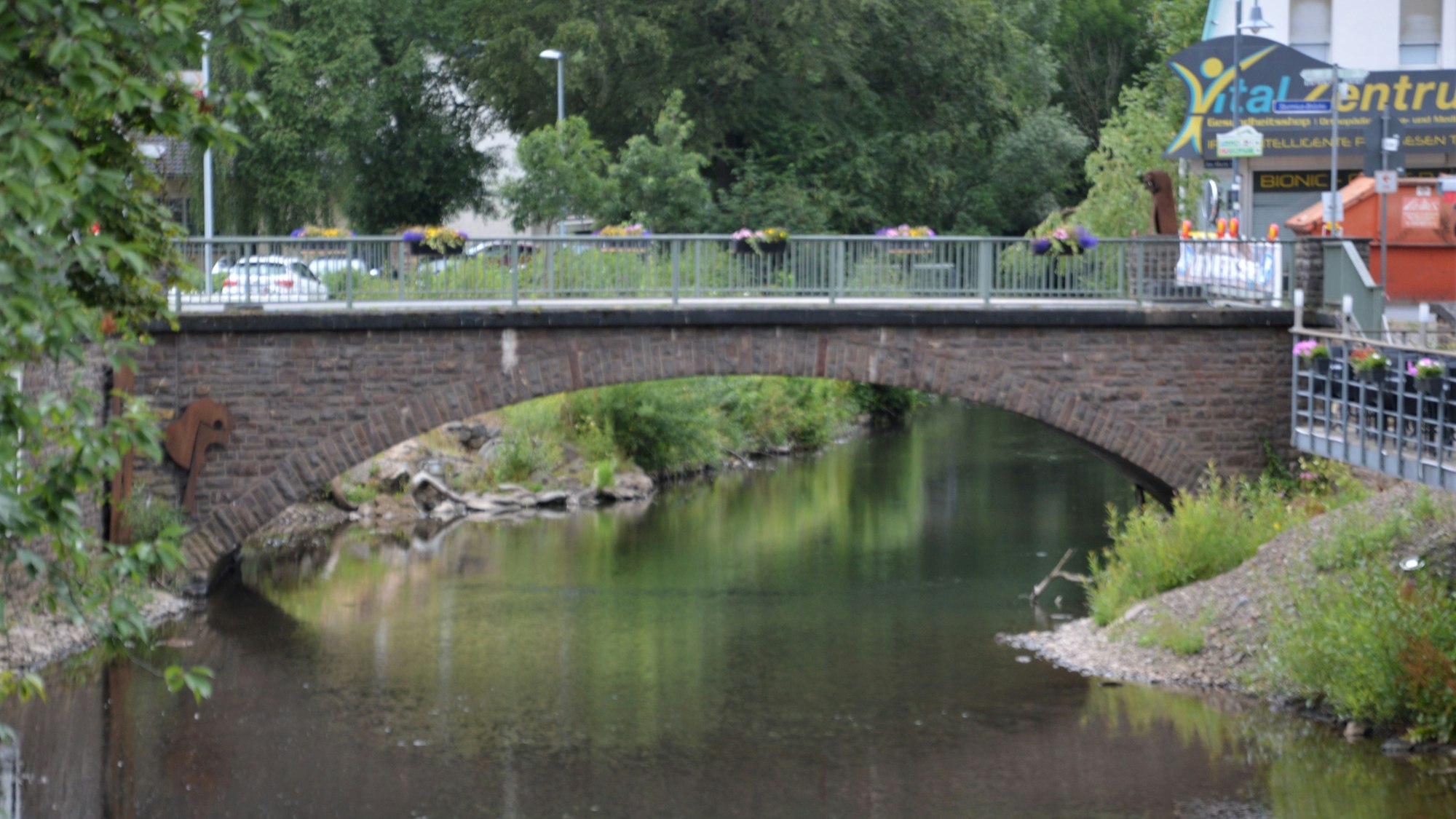 Eine Brücke führt über einen kleinen Fluss.