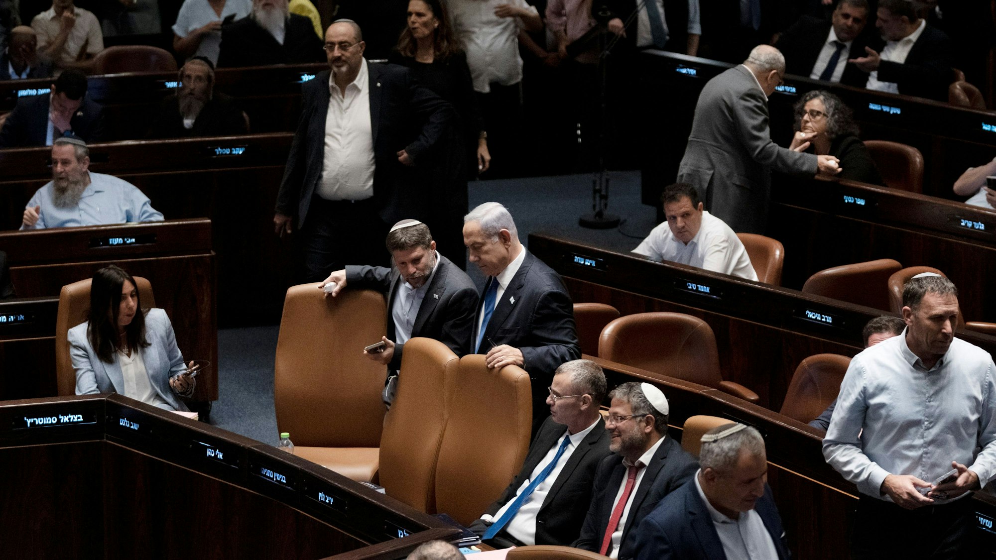 Israels Präsident Benjamin Netanyahu redet mit Finanzminister Bezalel Smotrich im Israelischen Parlament.
