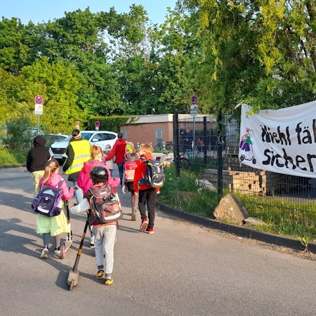Schüler gehen in die Schule.