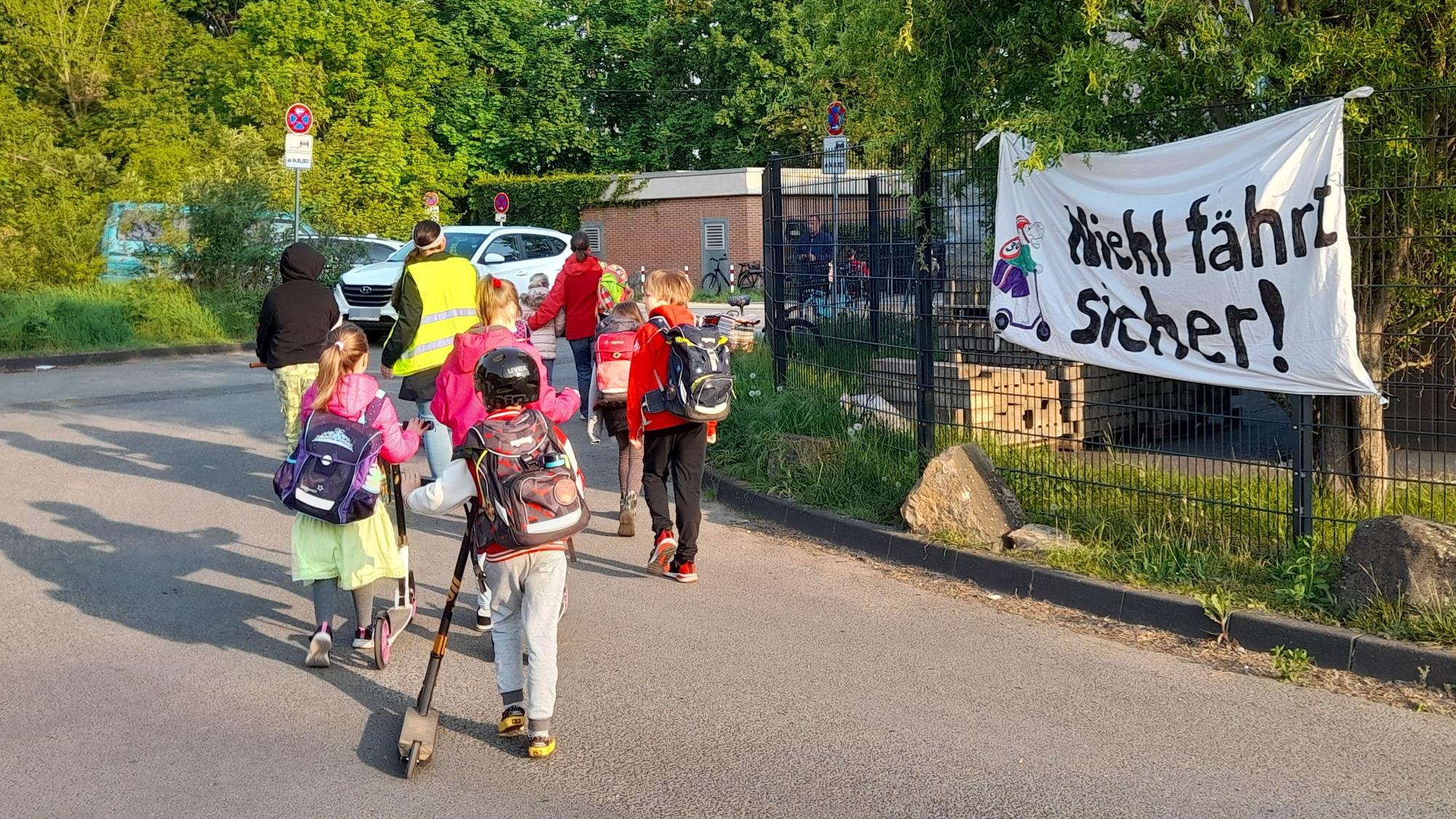 Schüler gehen in die Schule.