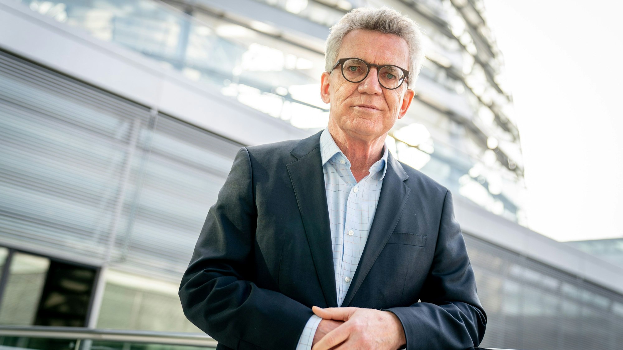 Thomas de Maizière (CDU), ehemaliger Innen- und Verteidigungsminister, steht auf der Fraktionsebene des Bundestags vor der Reichstagskuppel. Das Schlichtungsverfahren im Tarifkonflikt bei der Deutschen Bahn beginnt am 17. Juli 2023. In dem bis zum 31. Juli angesetzten Verfahren sollen die Arbeitsrechtlerin Pfarr und der frühere Bundesinnenminister Thomas de Maizière schlichten, wie beide Seiten mitteilten.