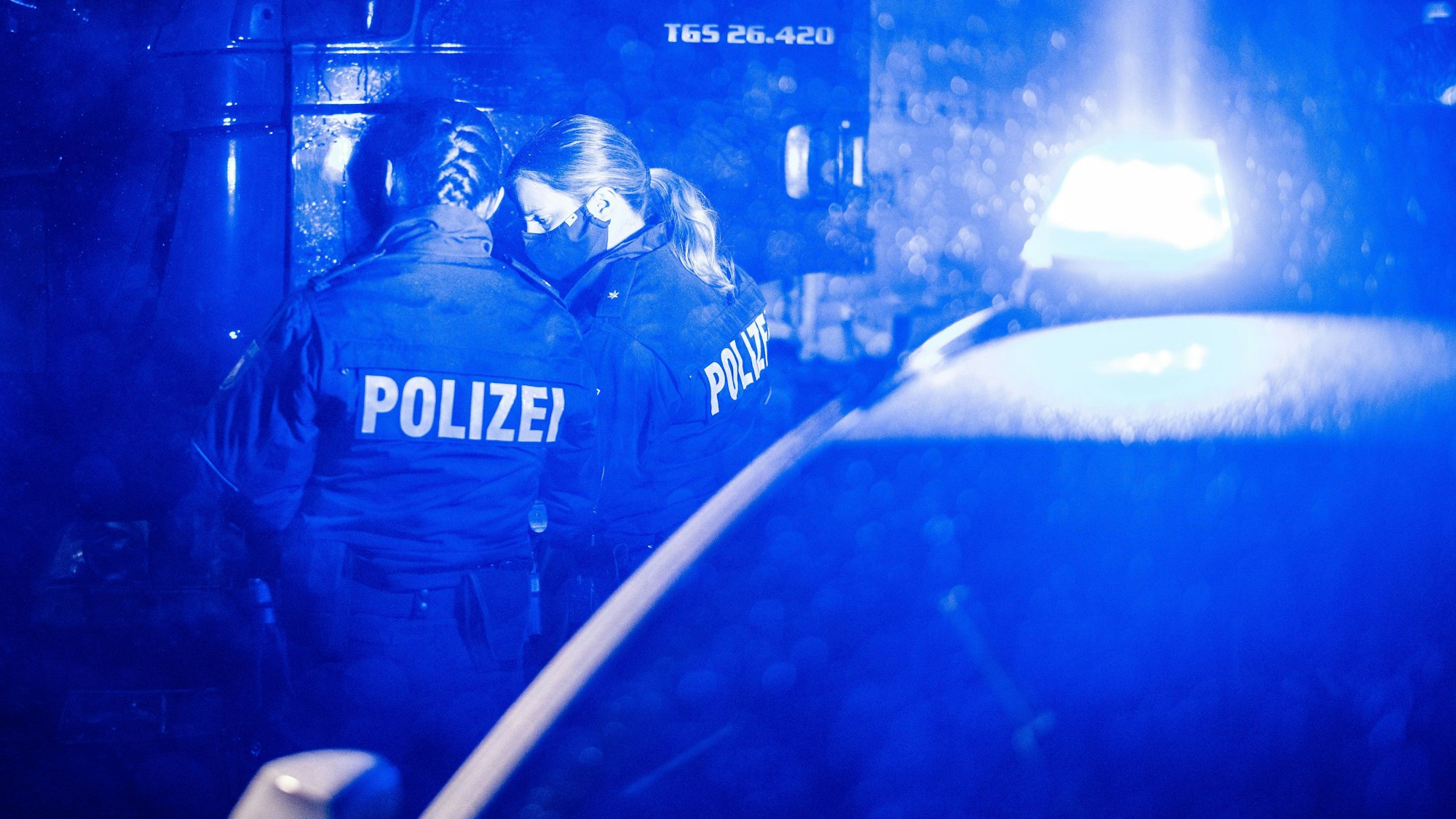 Polizeibeamtinnen bei einem Einsatz in der Nacht (Symbolfoto).