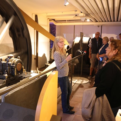 Kraftwerksführung Ermen und Engels, Sabine Schachtner erklärt die Funktionsweise des Generators