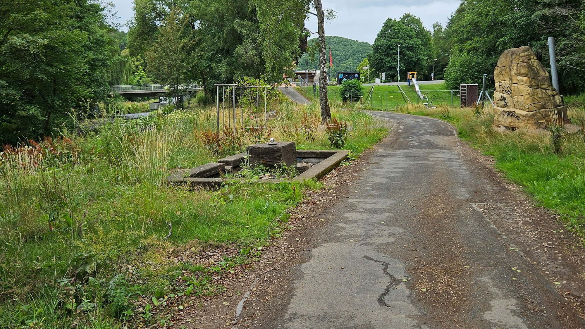 Ein vom Hochwasser zerstörter Park in Schleiden, der noch nicht wieder saniert wurde.