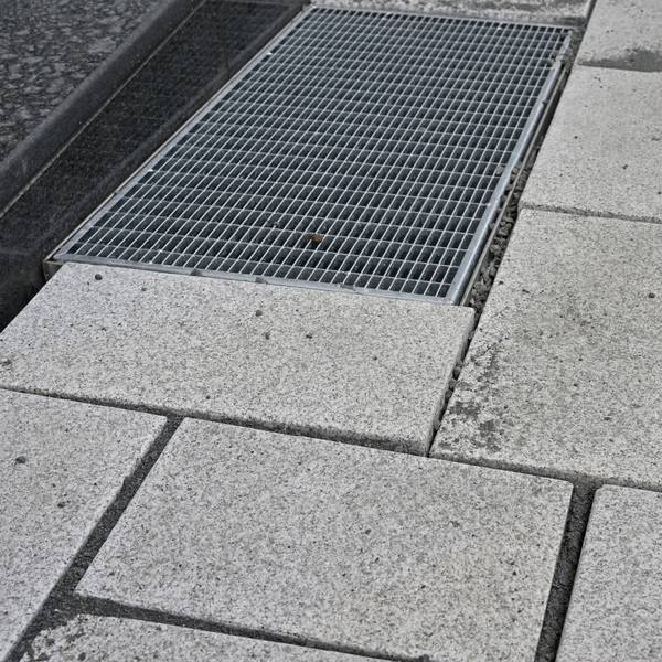 Auf der Schloßstraße in Bensberg wird gerade das neue Pflaster verlegt.