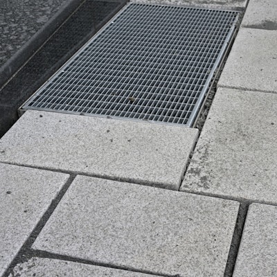 Auf der Schloßstraße in Bensberg wird gerade das neue Pflaster verlegt.