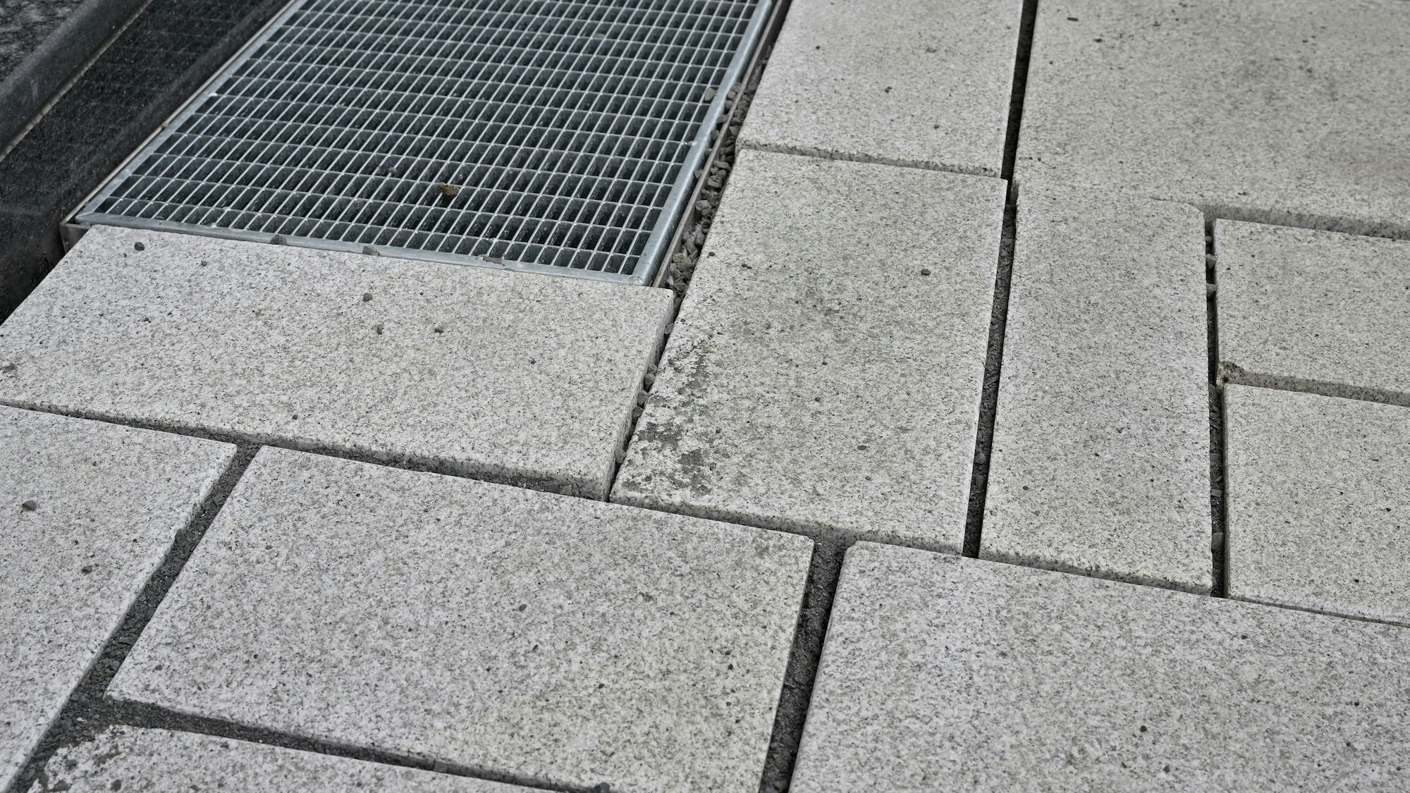 Auf der Schloßstraße in Bensberg wird gerade das neue Pflaster verlegt.