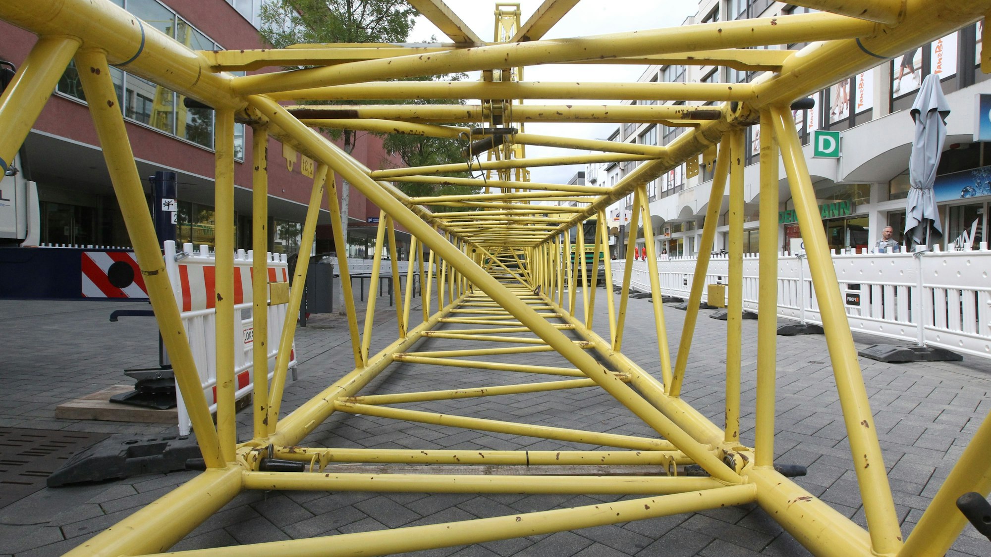 Mit fünf Schwertransportern wurden die einzelnen Stahlträger angeliefert.