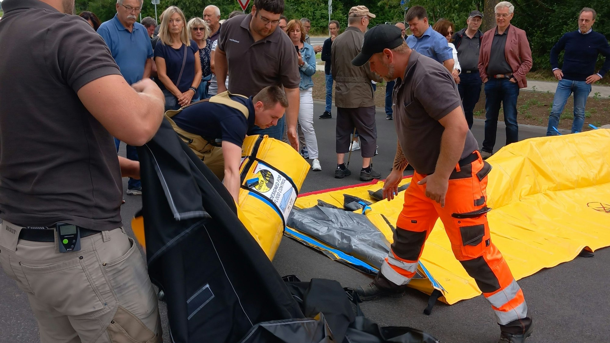 Die Hochwasserbarriere für das Rodderfeld in Rheinbach ist so beschriftet, dass Anwohner sie selbst aufbauen können.
