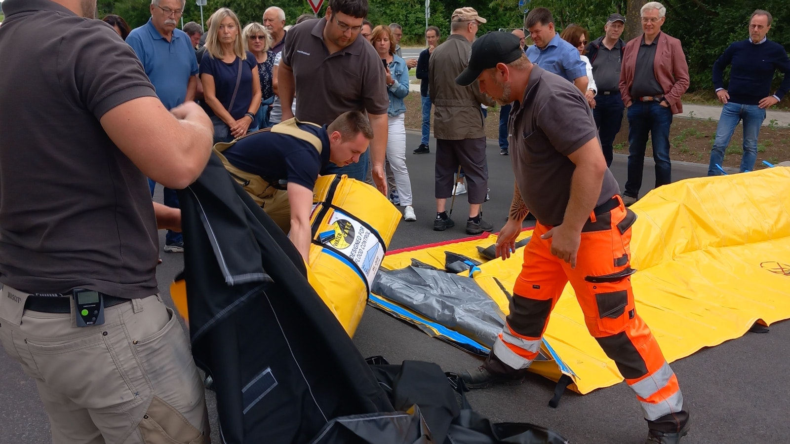 Die Hochwasserbarriere für das Rodderfeld in Rheinbach ist so beschriftet, dass Anwohner sie selbst aufbauen können.