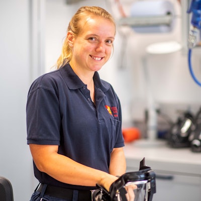 Das Bild zeigt Laura Graf in der Werkstatt der hauptamtlichen Wache der Euskirchener Feuerwehr.