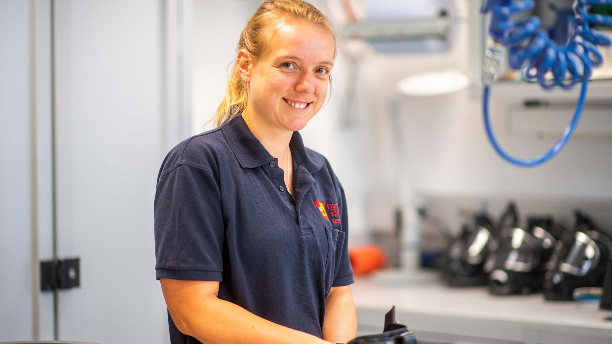 Das Bild zeigt Laura Graf in der Werkstatt der hauptamtlichen Wache der Euskirchener Feuerwehr.