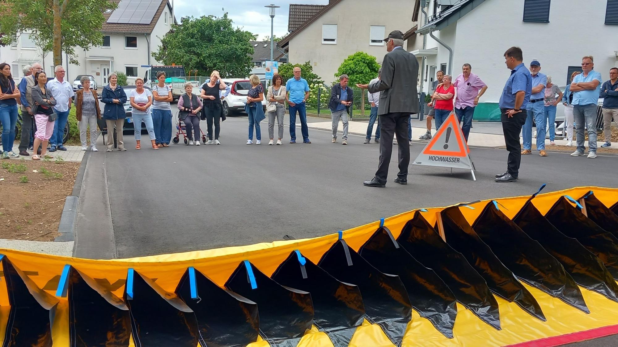 24.7.2023 Bürgermeister Ludger Banken stellte den Anwohnern die Hochwasserbarriere für das Rodderfeld in Rheinbach vor