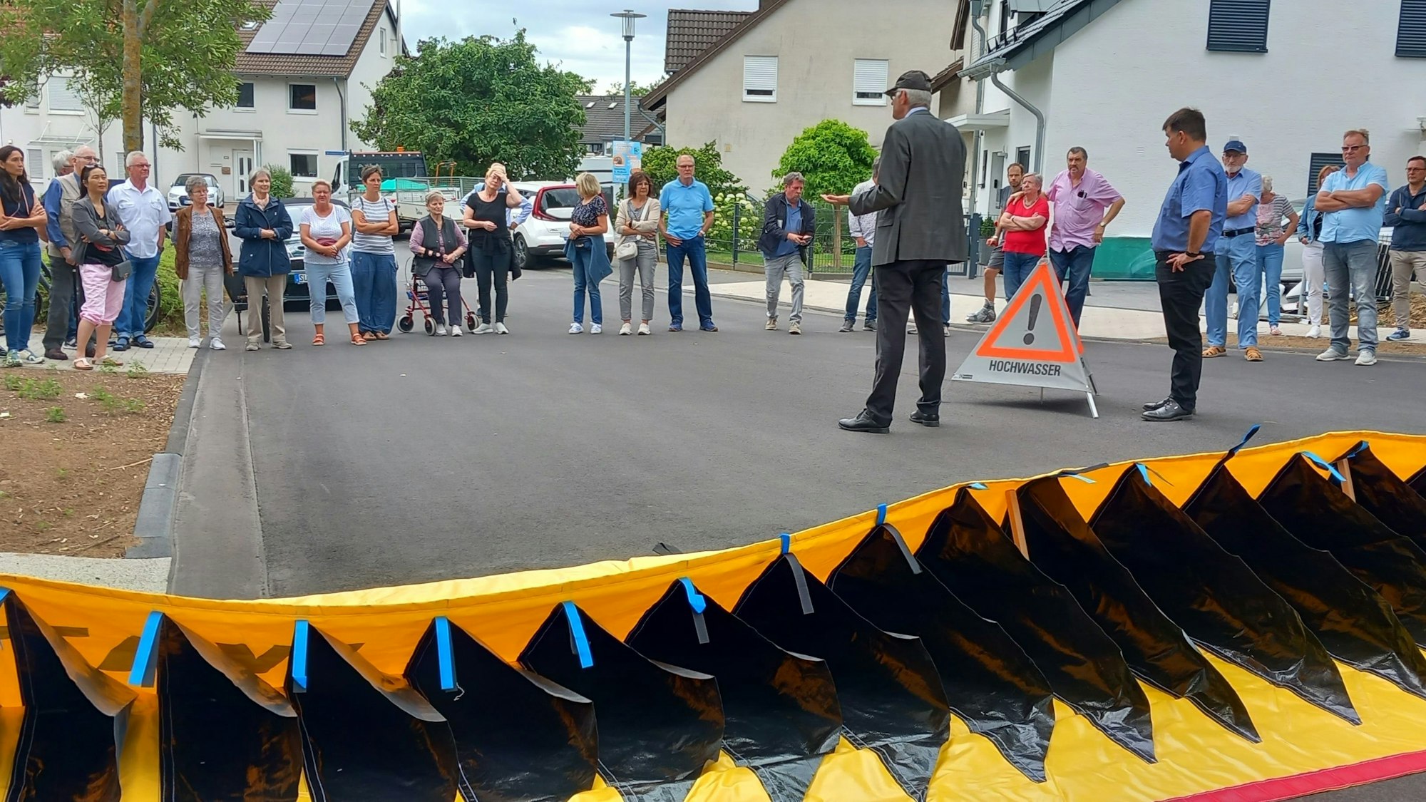 24.7.2023 Bürgermeister Ludger Banken stellte den Anwohnern die Hochwasserbarriere für das Rodderfeld in Rheinbach vor