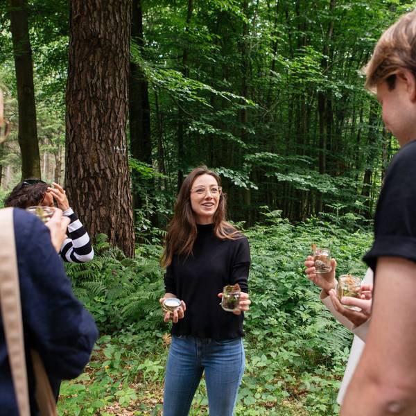 Melinda Gnaß steht mit Leuten in einem Kreis im Königsforst.