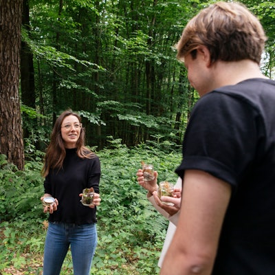 Melinda Gnaß steht mit Leuten in einem Kreis im Königsforst.