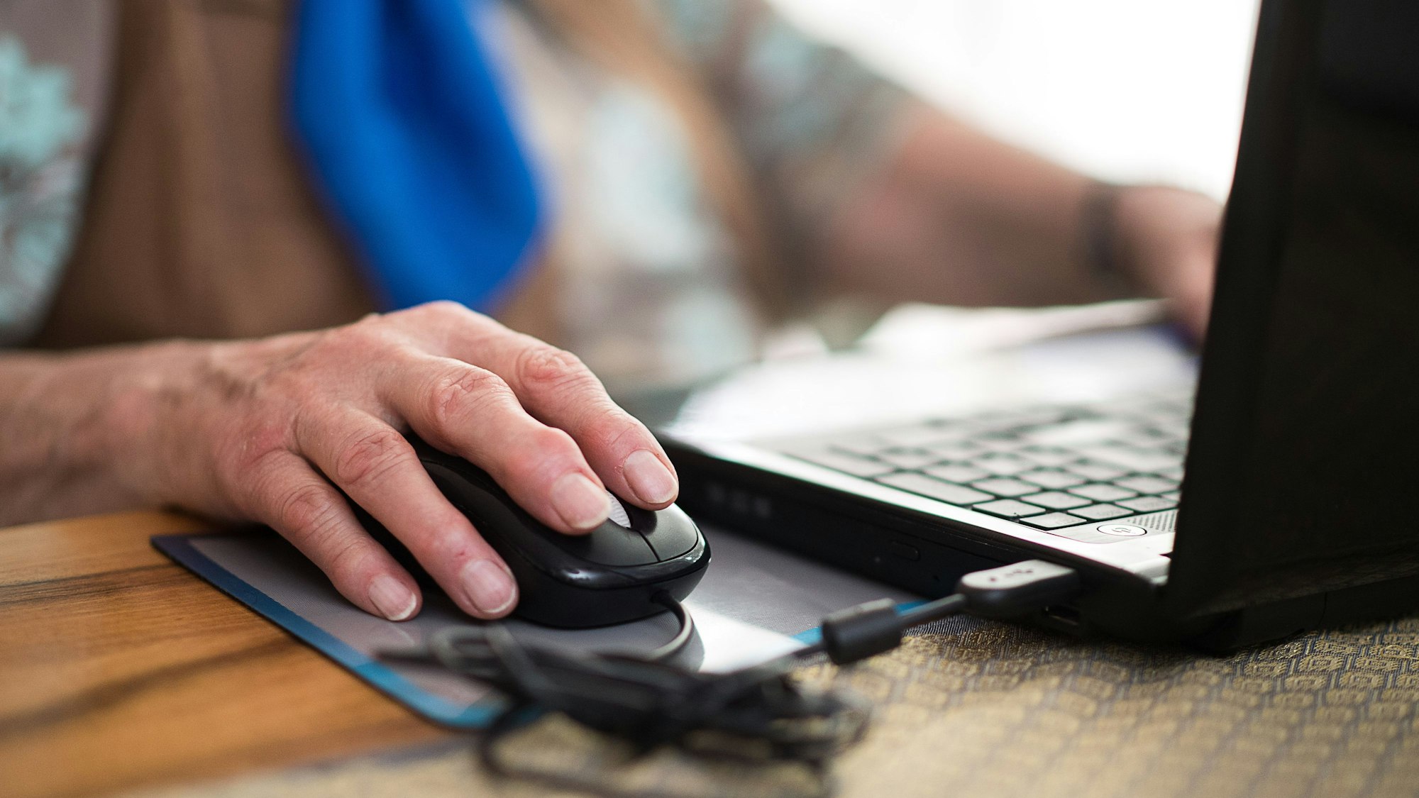 ILLUSTRATION - Eine Seniorin sitzt an ihrem Laptop.