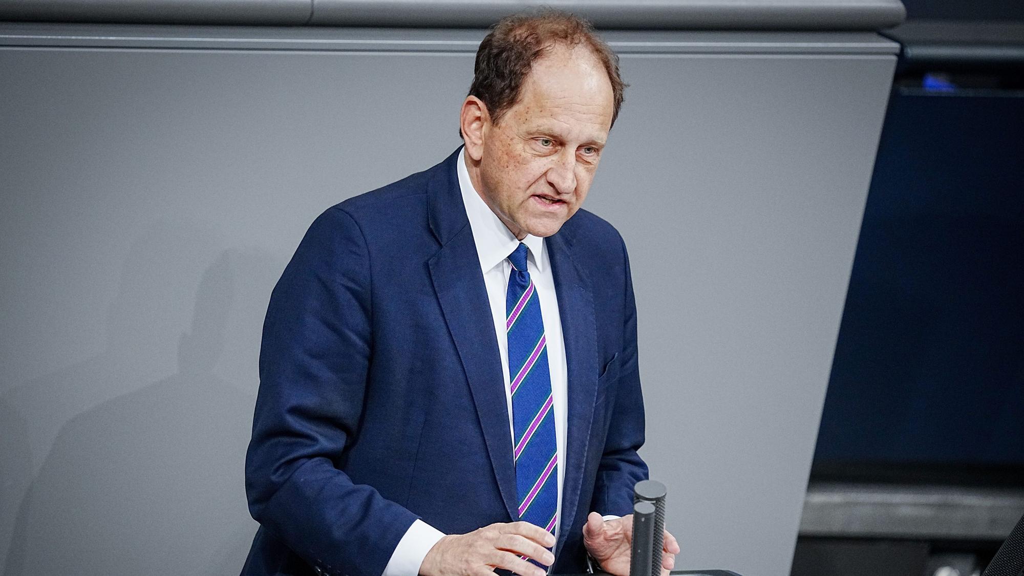 Der FDP-Bundestagsabgeordnete Alexander Graf Lambsdorff steht am Rednerpult des Deutschen Bundestages, wo er bei einer Aktuellen Stunde zu den Protesten in China und die deutsche China-Politik spricht.