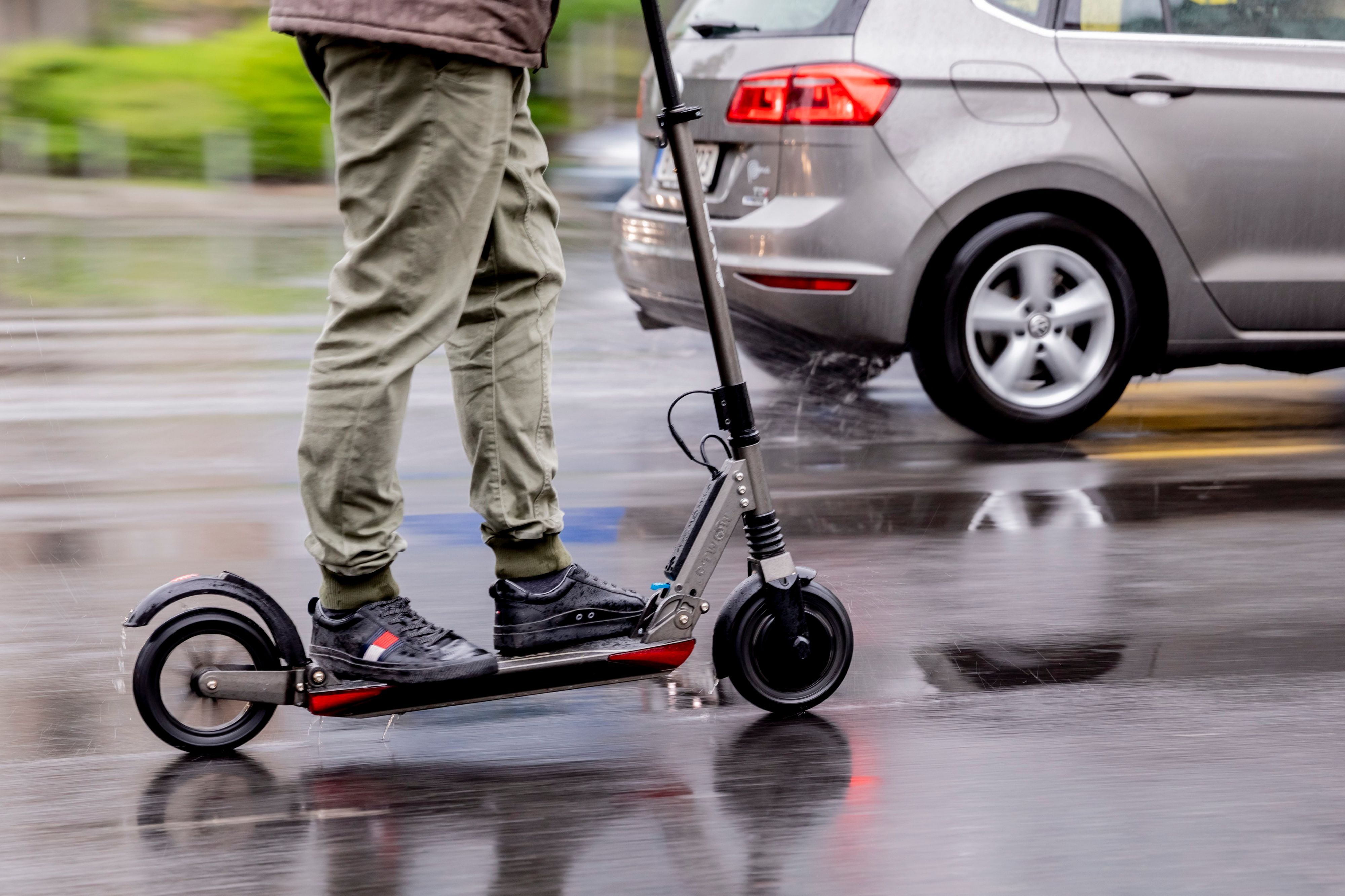 Ein Mann fährt auf einem E-Scooter auf der Straße. Wer unter Cannabis-Einfluss auf einen Elektroroller steigt, kann seinen Führerschein verlieren, urteilte ein Gericht. (Symbolbild)