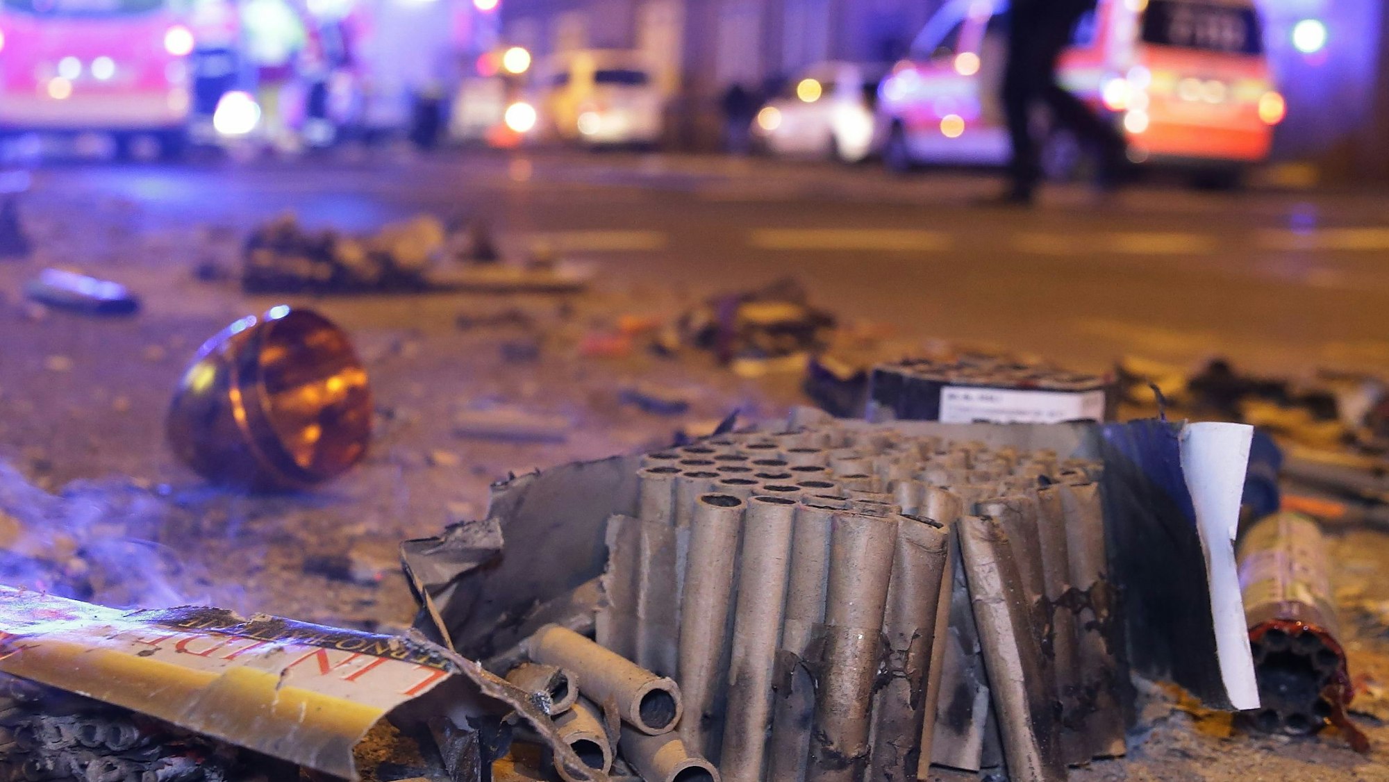 Das Bild zeigt Reste eines Feuerwerkskörpers auf der Straße.