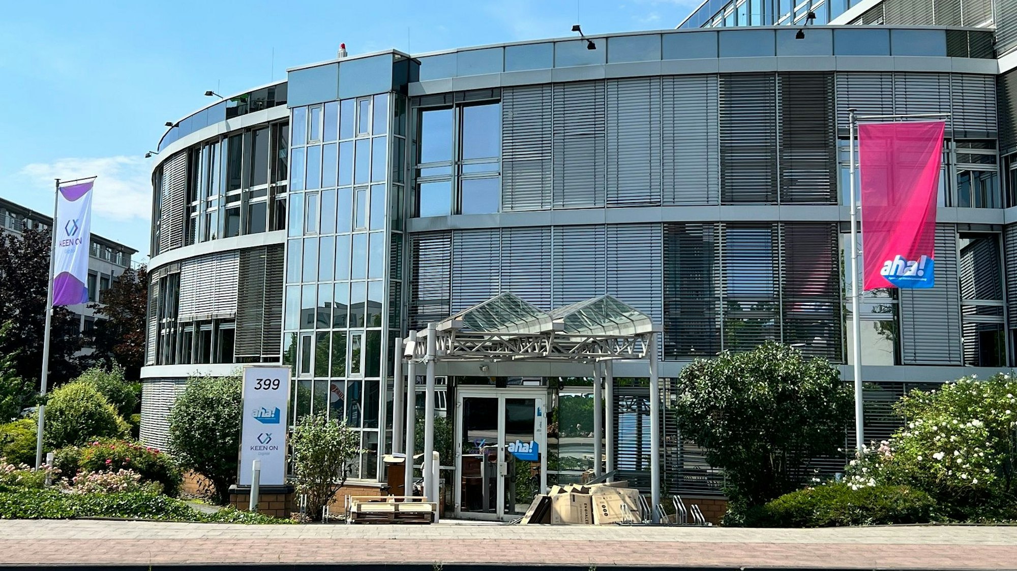 Unternehmenssitz der Marketingfirma Aha an der Widdersdorfer Straße in Müngersdorf: Ein großes graues Bürogebäude.