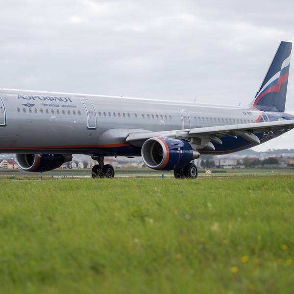Ein Airbus A321 der russischen Fluggesellschaft Aeroflot steht auf einem Rollfeld kurz vor dem Start. (Symbolbild)