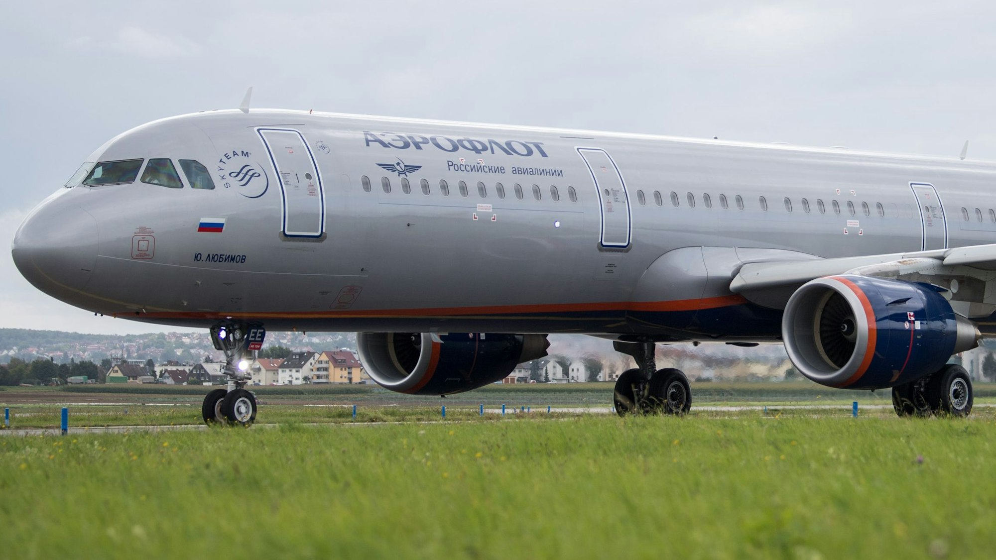 Ein Airbus A321 der russischen Fluggesellschaft Aeroflot steht auf einem Rollfeld kurz vor dem Start. (Symbolbild)
