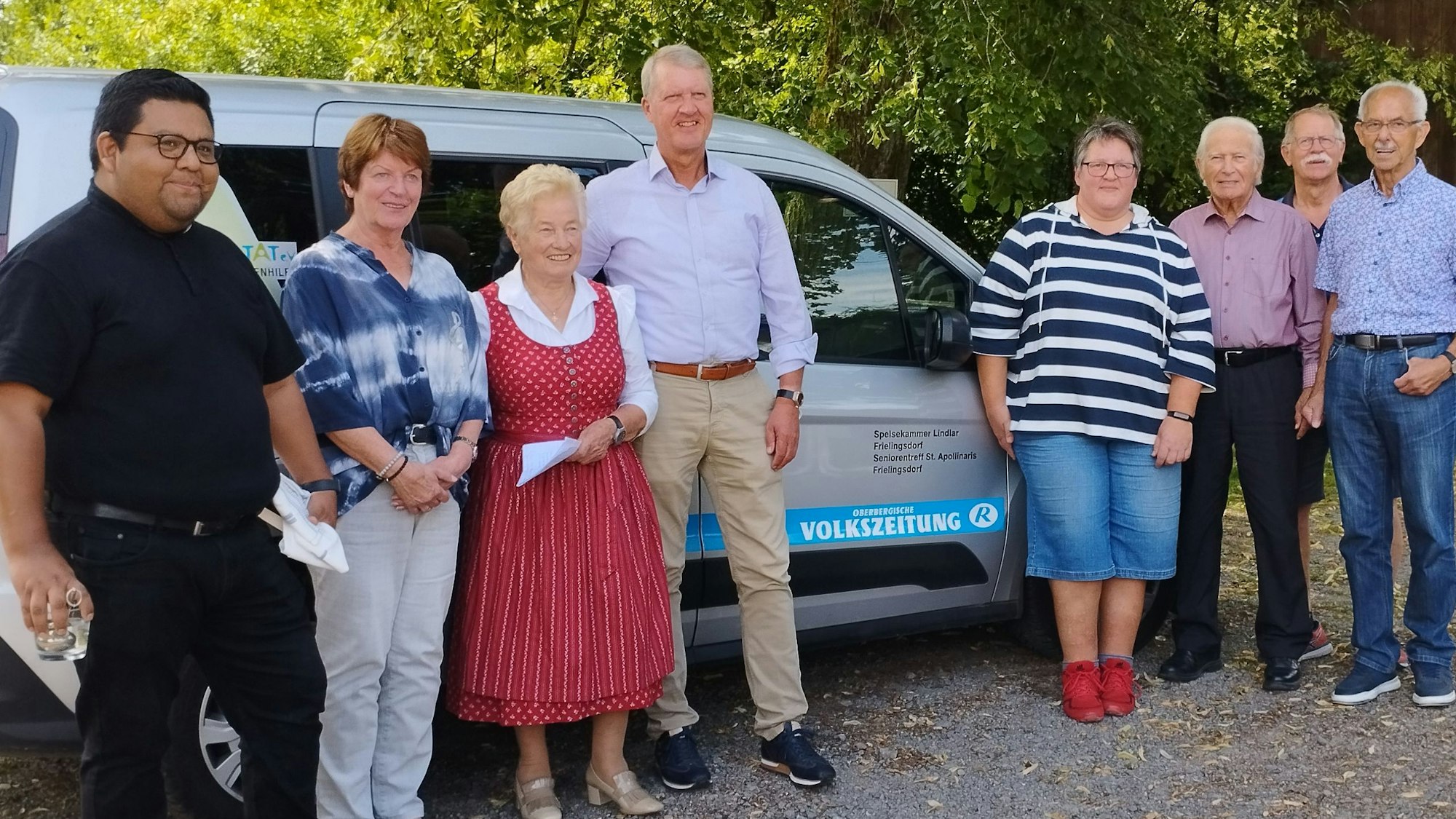 Das Fahrzeug der Rundschau Altenhilfe für die Speisekammer und die Senioren wird gesegnet.