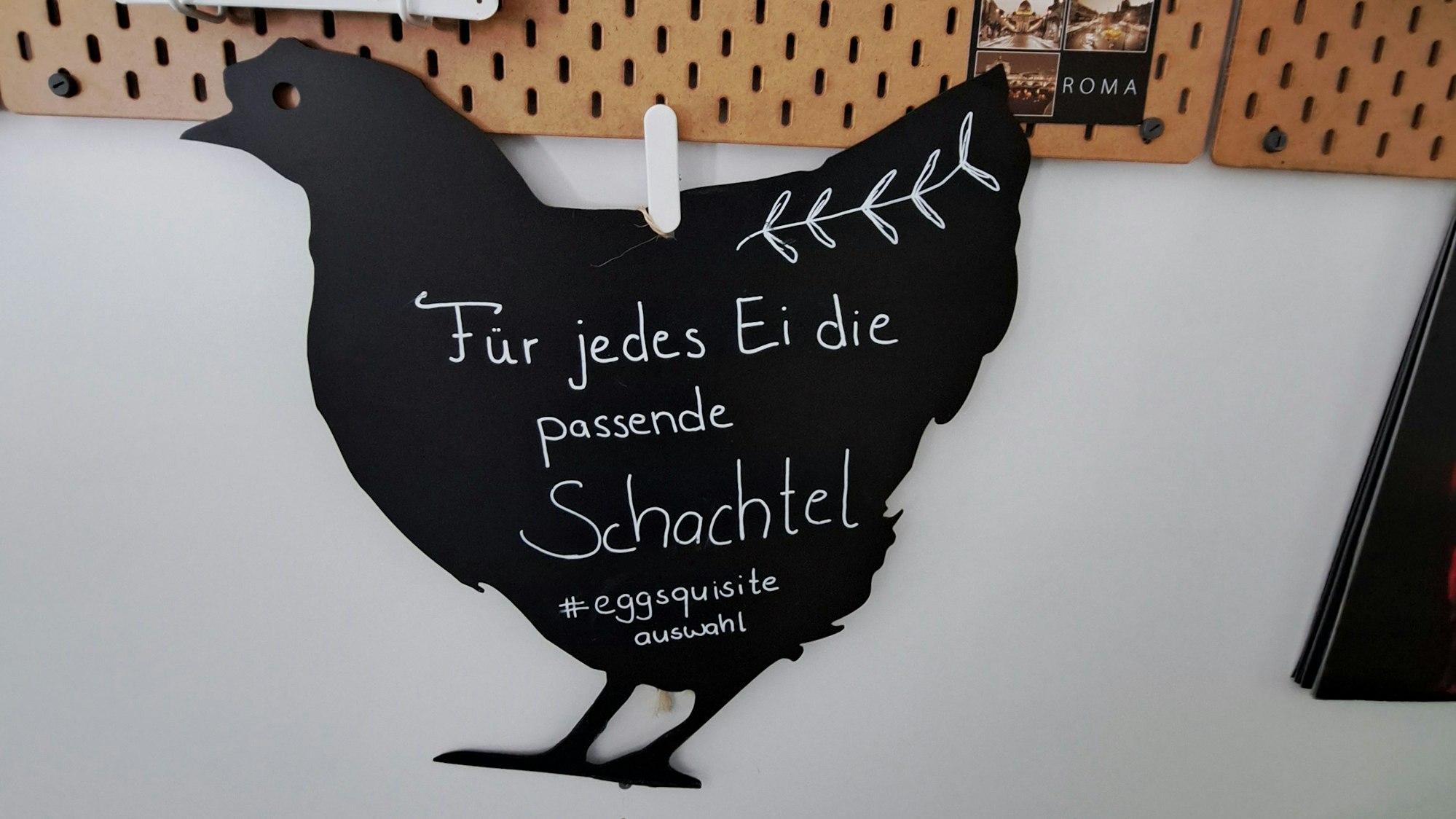 Auch eine schwarze Tafel in Form eines Huhns findet sich im Sortiment des Ruppichterother Unternehmens.