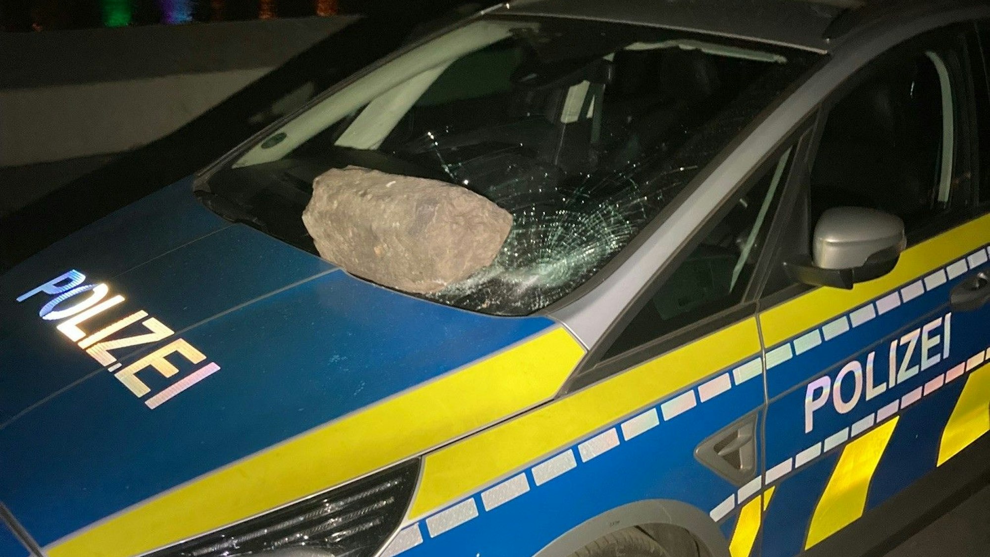 24.07.2023; Streifenwagen mit Stein beschädigt
