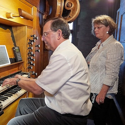 Das Foto zeigt Andreas Warler an der Orgel in der Schleidener Schlosskirche.