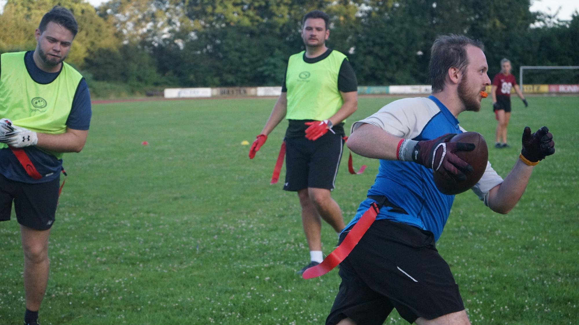 Das Bild zeigt einen Spieler der Raccoons, der mit einem Football in der Hand über den Sportplatz läuft.